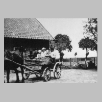 086-0121 Ein kleiner Sonntagsausflug mit der Kutsche. In der Kutsche Emma, Erich und Waltraud Herbstreit und Verwandte.JPG